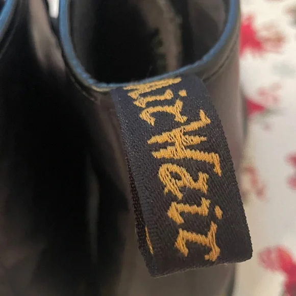 Dr Martens LIKE BRAND NEW!! Size 11 M
Smooth Black Leather Lace Up Boots - Picture 6 of 10